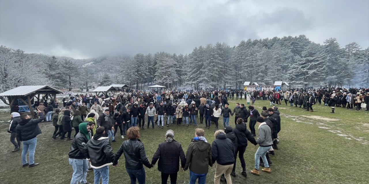 Beyaz örtüyle kaplanan Abant Gölü Milli Parkı'nda hamsi festivali düzenlendi