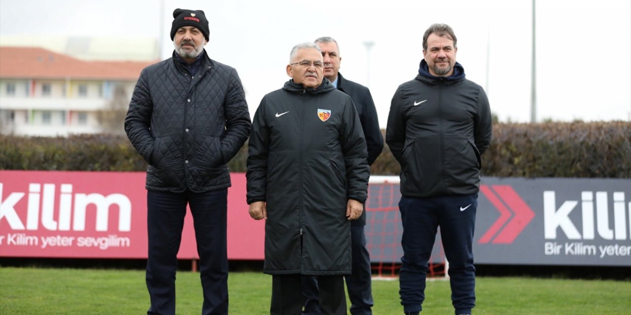 Kayseri Büyükşehir Belediye Başkanı Memduh Büyükkılıç, Kayserispor Kulübünü ziyaret etti