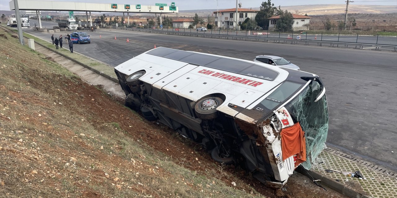 Şanlıurfa'da yolcu otobüsü tırla çarpıştı, 5 kişi yaralandı