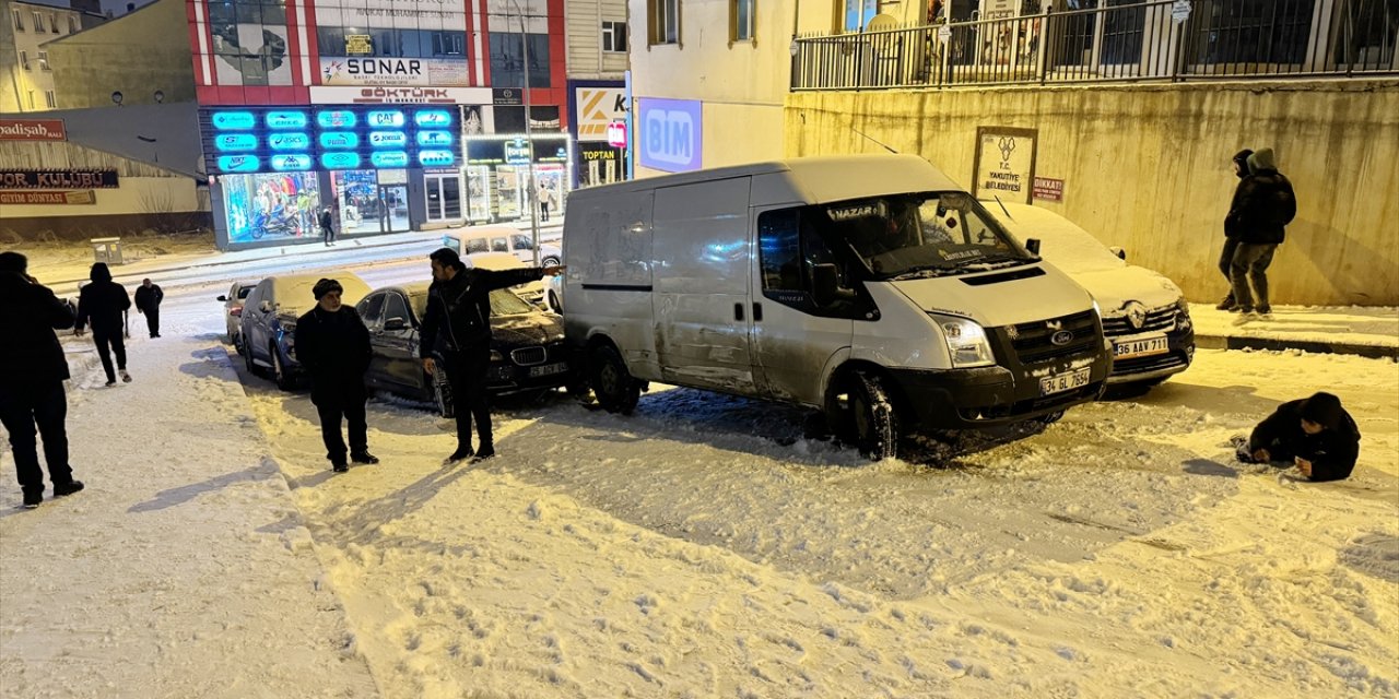 Kar yağışının etkili olduğu Erzurum'da 8 aracın karıştığı zincirleme kaza