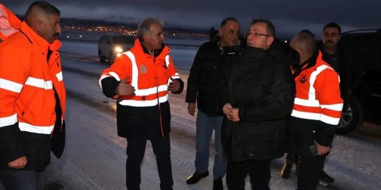 Vali Polat, tır trafiğine kapatılan Kars-Iğdır kara yolunda incelemelerde bulundu