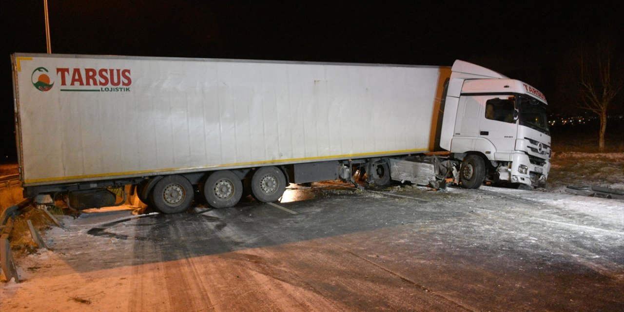 Erzurum'da tır ile cipin karıştığı kaza nedeniyle kuzey çevre yolu ulaşıma kapandı