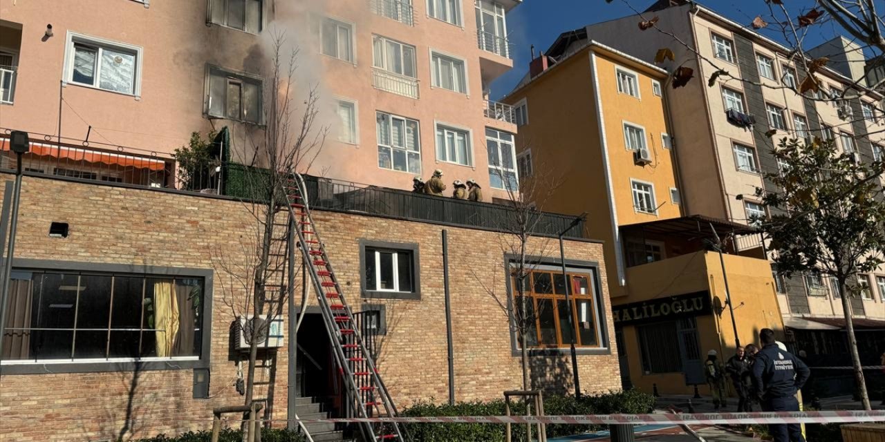 Ümraniye'de apartmanın birinci katında çıkan yangın söndürüldü