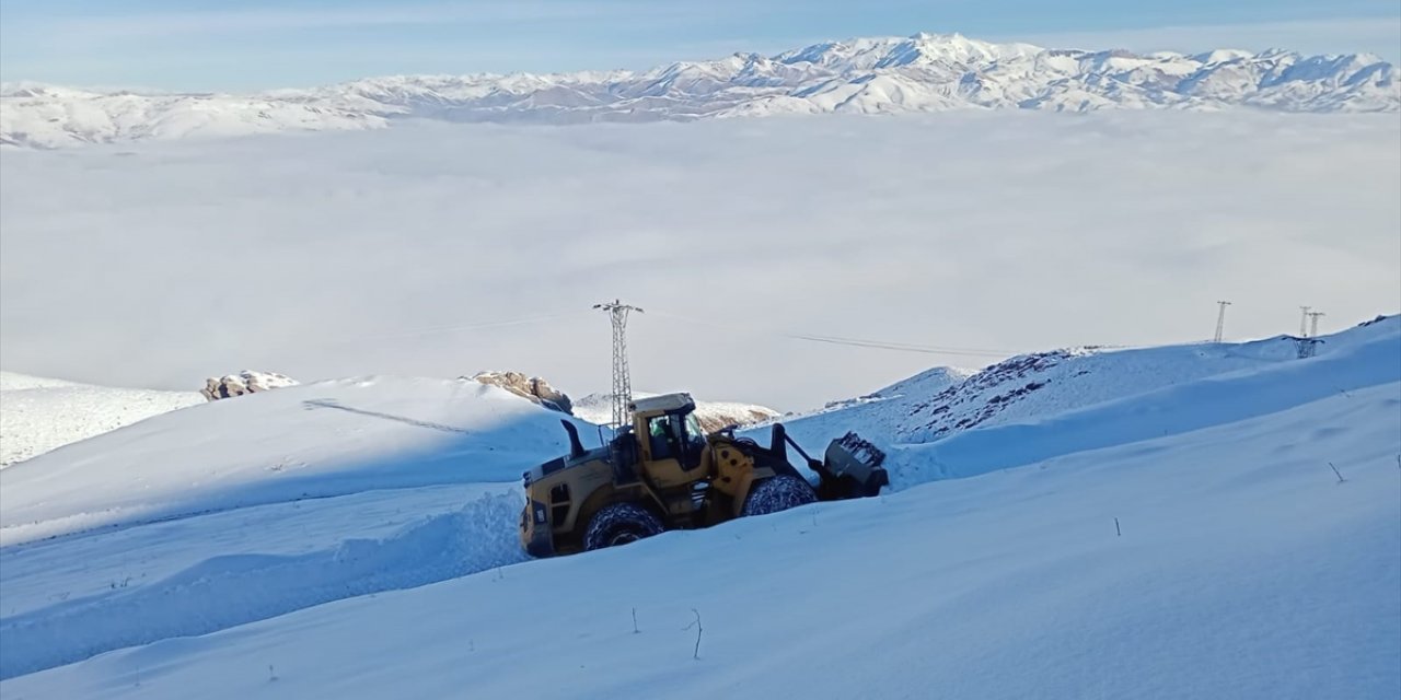 Hakkari'de ekipler üs bölgelerinin kardan kapanan yollarını açmaya çalışıyor