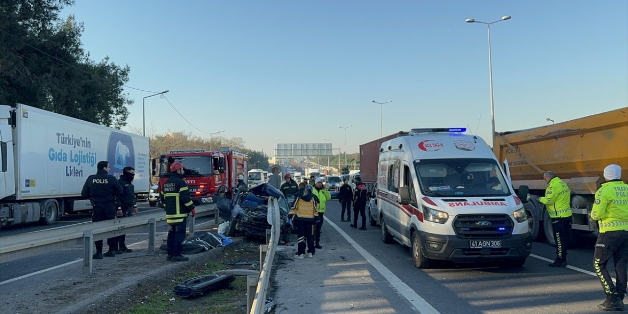 Kocaeli'de bariyere saplanan otomobildeki anne ile oğlu öldü