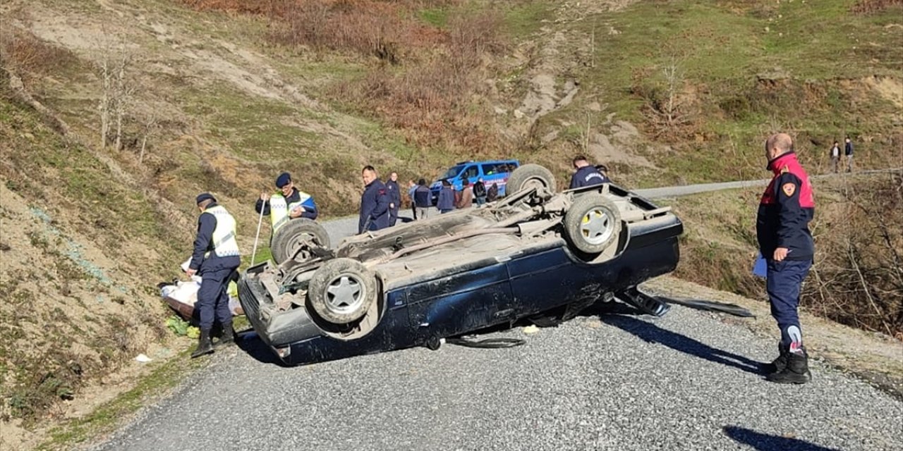 Zonguldak'ta devrilen otomobilin sürücüsü öldü, 2 kişi yaralandı