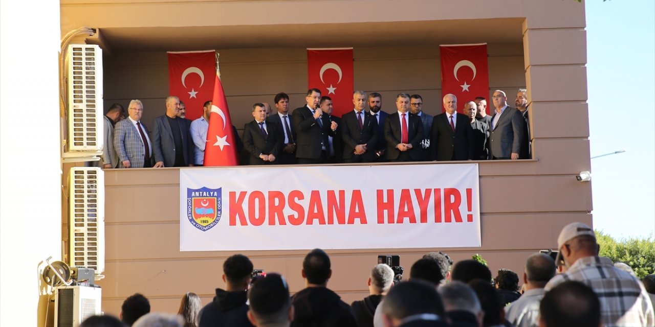 Antalya'da yaklaşık 3 bin taksici şehir turu atarak korsan taksileri protesto etti