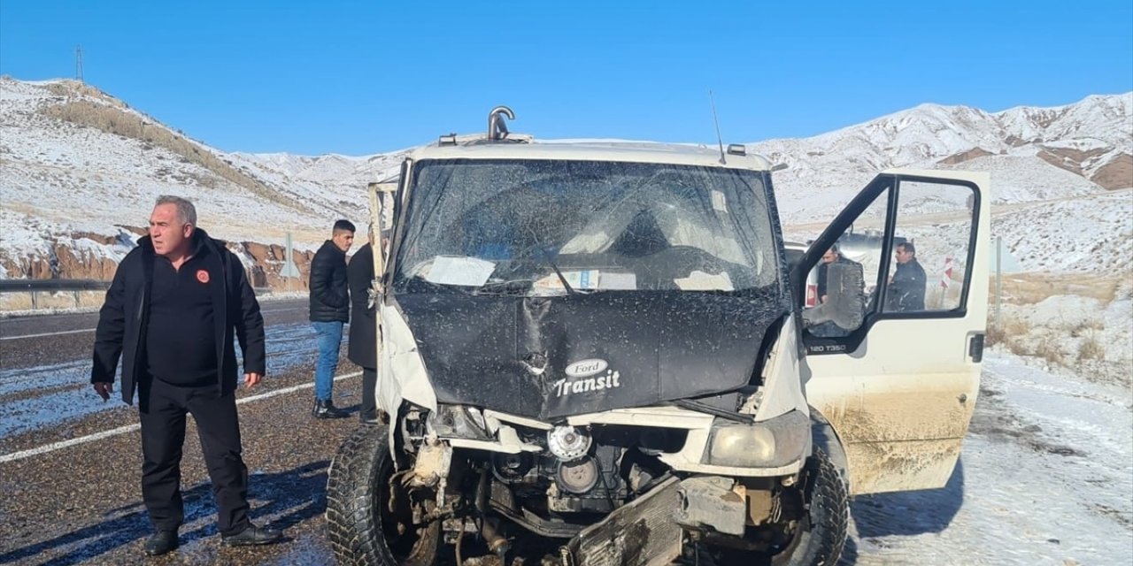 Erzurum'da hafif ticari araç ile kamyonetin çarpıştığı kazada 1 kişi öldü, 3 kişi yaralandı