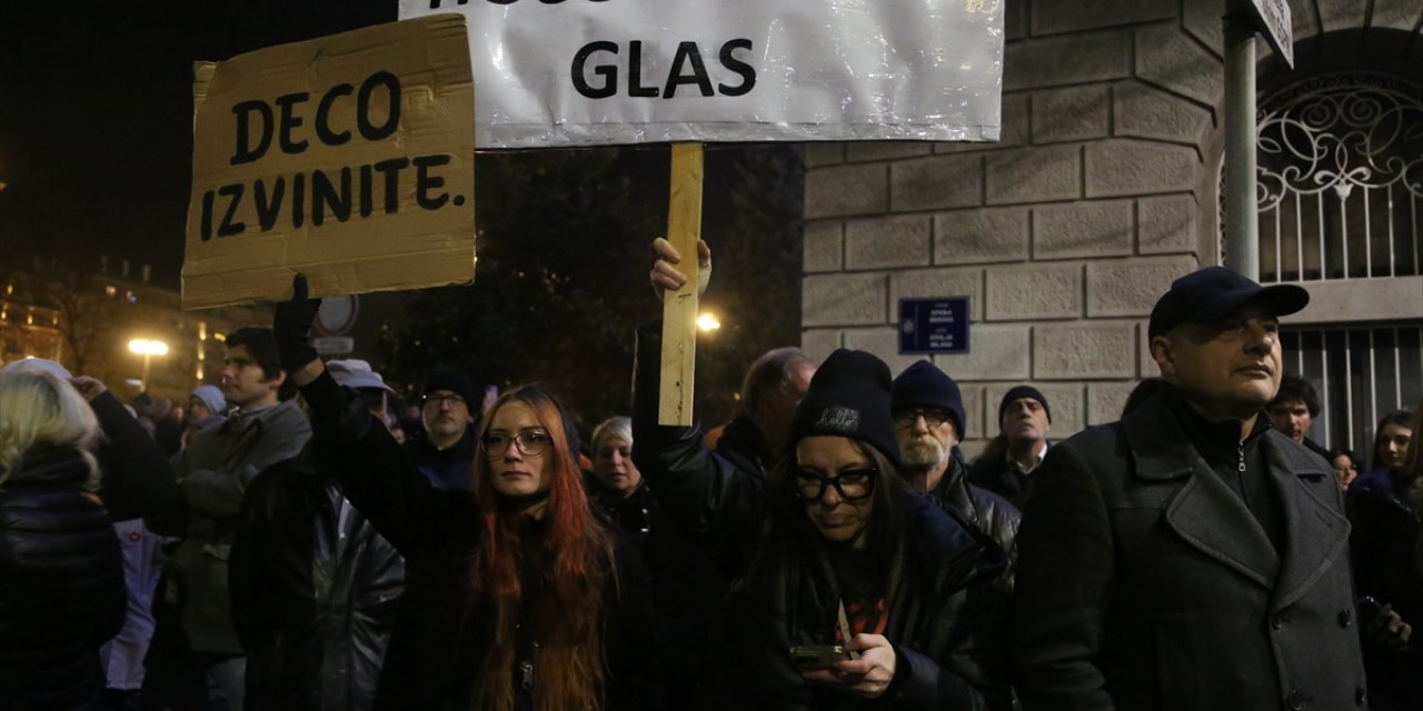 Sırbistan'da dün yapılan seçimlere itiraz eden muhalefet protesto gösterisi düzenledi