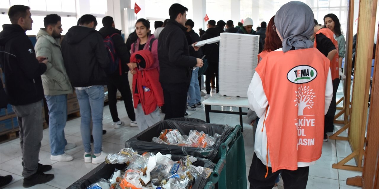 Kütahya'da üniversite öğrencileri yemekhanelerdeki atıkları ayrıştırarak geri dönüşüme katkı sağlıyor