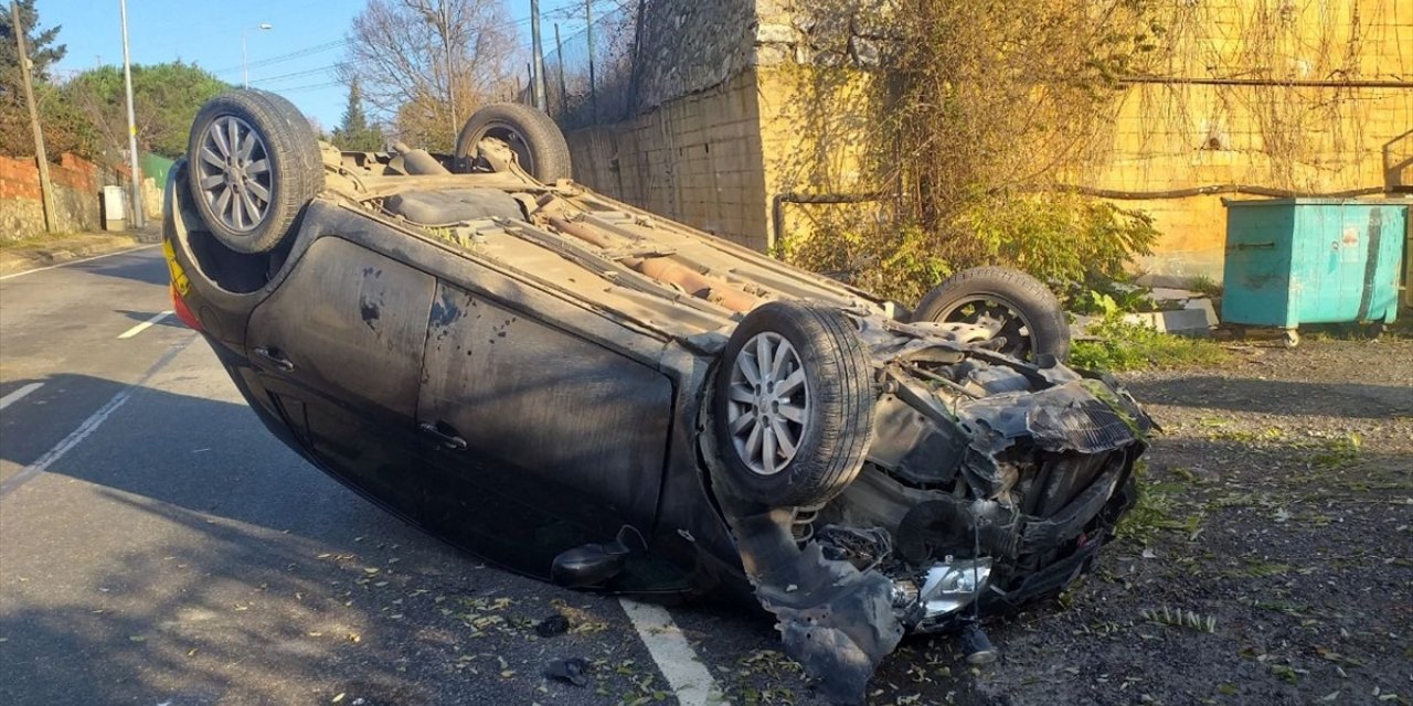 Çekmeköy'de devrilen otomobildeki 3 kişi yaralandı