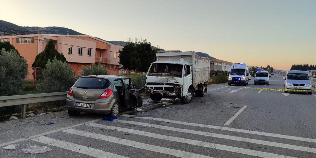 Manisa'da kamyonetle otomobilin çarpışması sonucu 1 kişi öldü, 3 kişi yaralandı