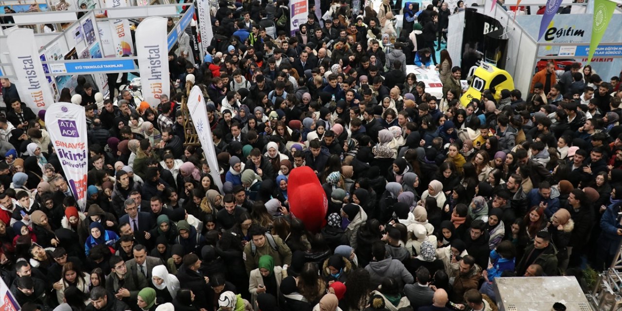 Cumhurbaşkanlığı İnsan Kaynakları Ofisi fuarlarla öğrencilere kariyer planlama imkanı sunuyor