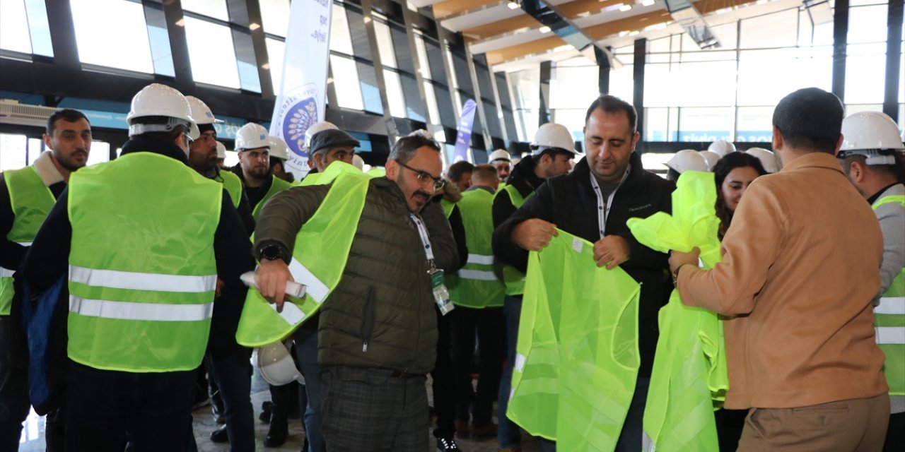 İnşaat mühendisleri baretli ve yelekli etkinlikle deprem ve kaçak yapıya dikkati çekti