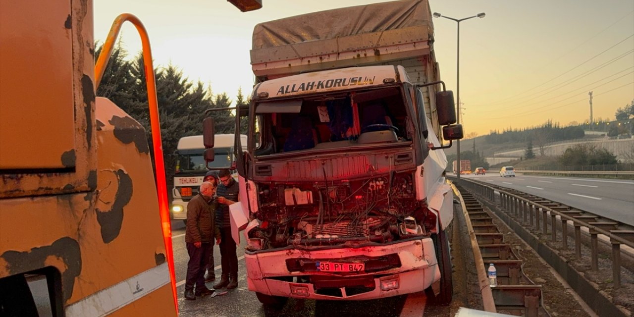 Anadolu Otoyolu'nun Kocaeli kesiminde 2 tırın karıştığı kaza ulaşımı aksattı