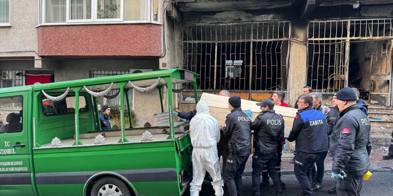 İstanbul'da iş yerinde çıkan ve üst katlara sıçrayan yangında 1 kişi öldü, 5 kişi yaralandı