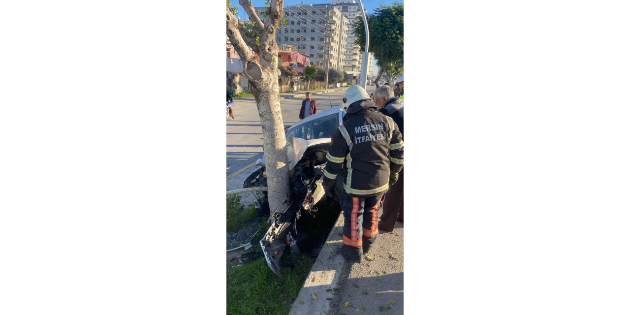 Mersin'de ağaca çarpan otomobilde sıkışan sürücüyü itfaiye kurtardı