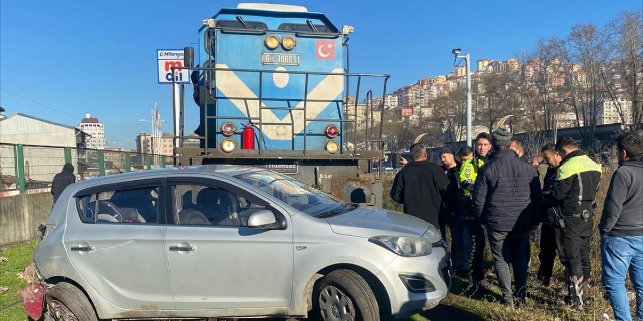 Zonguldak'ta hemzemin geçitte yük treninin çarptığı otomobildeki 3 kişi yaralandı