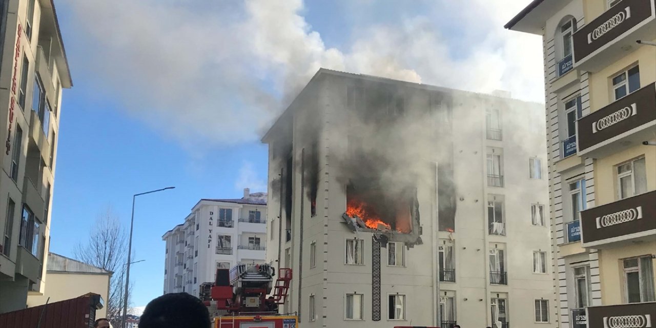 Kars'ta bir binada patlama sonrası yangın çıktı