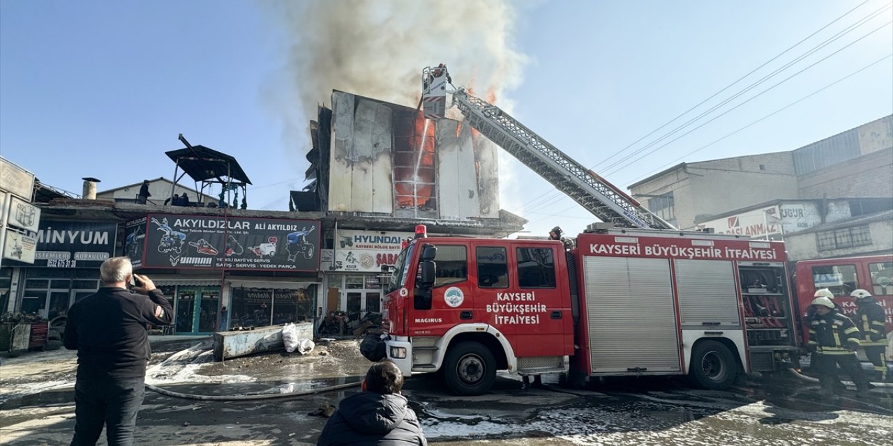 GÜNCELLEME - Kayseri'de sanayi sitesindeki bir iş yerinde çıkan yangın kontrol altına alındı