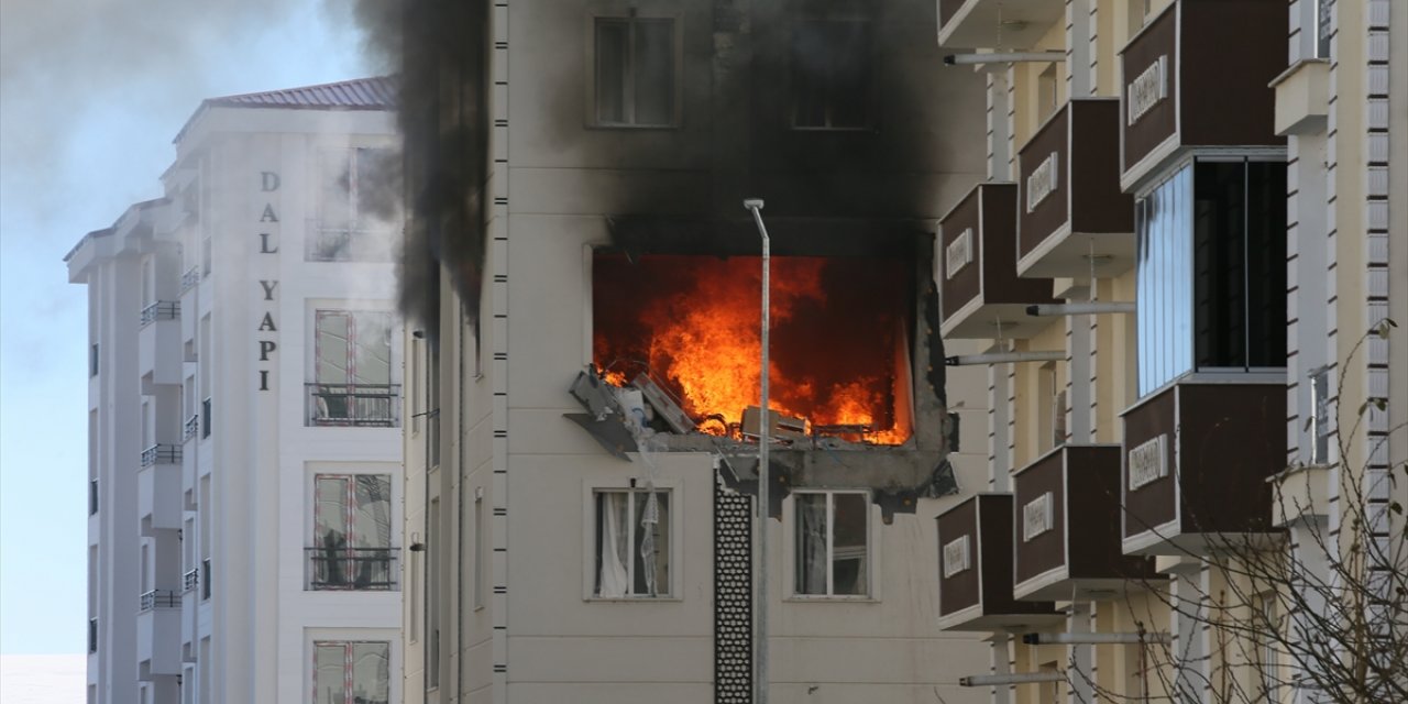 GÜNCELLEME - Kars'ta bir binada meydana gelen patlamada 3 kişi yaralandı