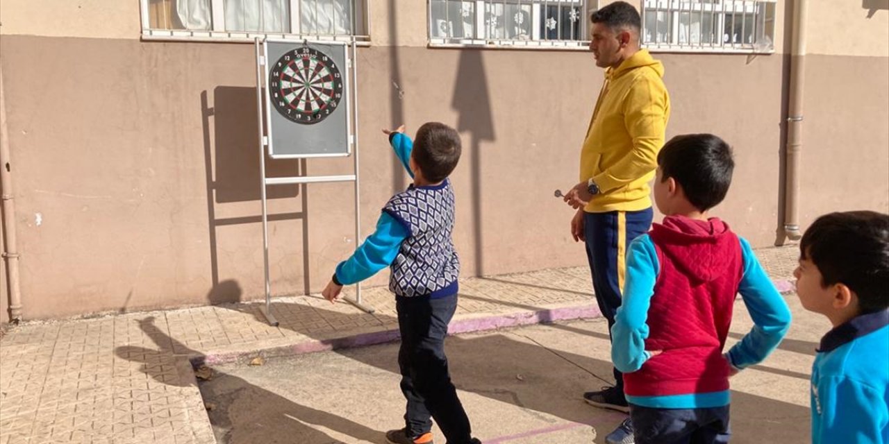 Hatay'da gönüllü gençlerden depremzede çocuklara moral etkinliği