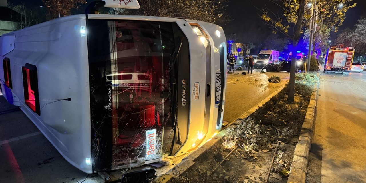 Elazığ'da midibüs ile otomobilin çarpıştığı kazada 5 kişi yaralandı