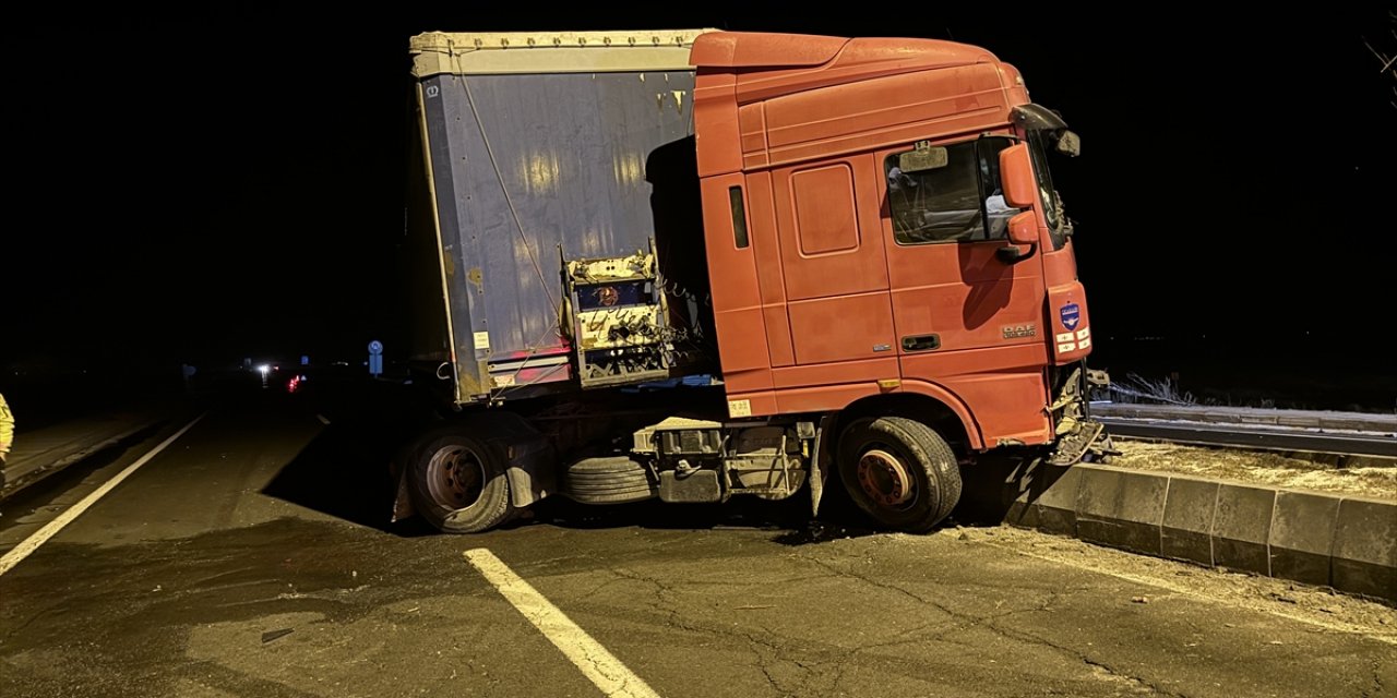 Erzurum'da aydınlatma direğine çarpan tırın sürücüsü yaralandı