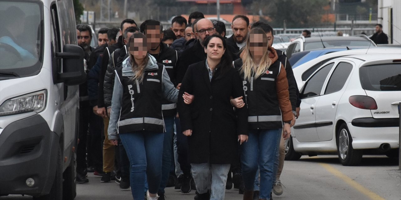 Adana Büyükşehir Belediyesine yönelik operasyonda yakalanan 10 şüpheli adliyede