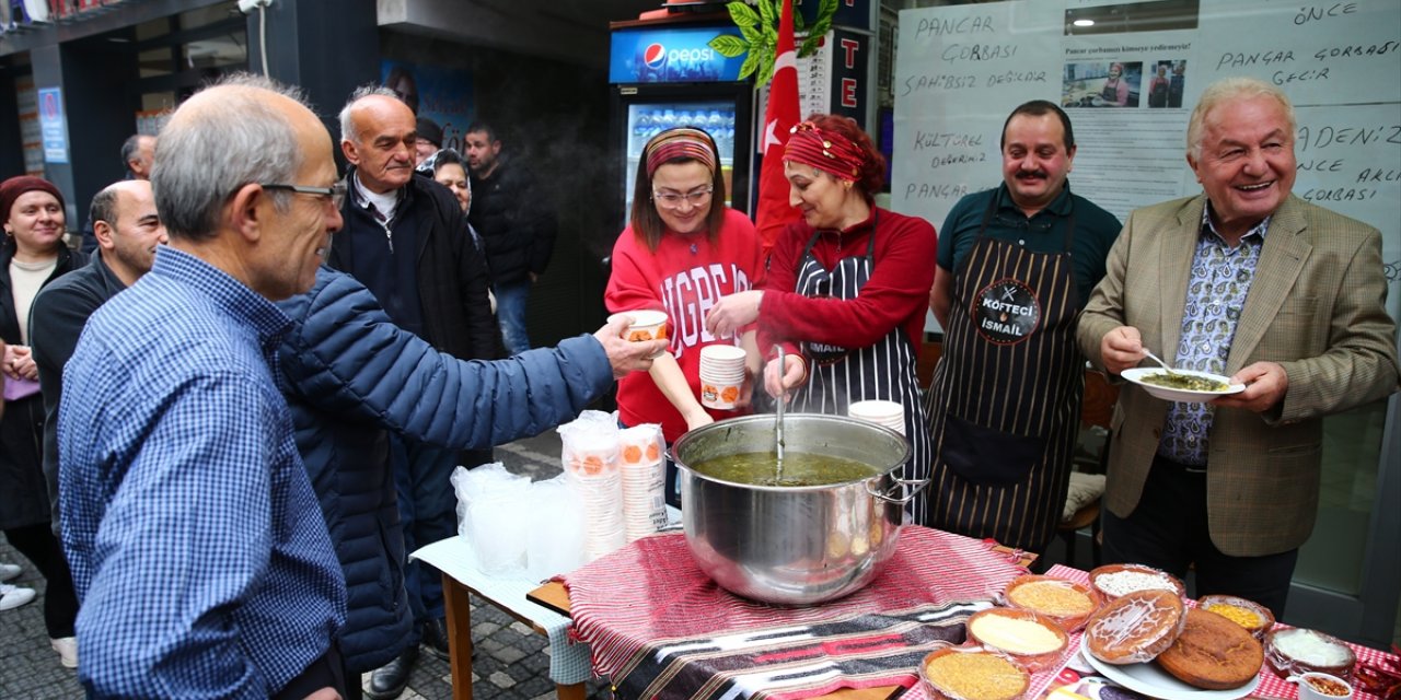 Giresun'da vatandaşlara karalahana çorbası dağıtıldı