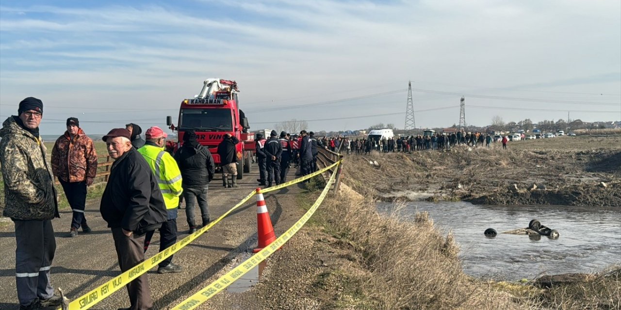 Kırklareli'nde nehre devrilen otomobili kurtarma çalışması başlatıldı