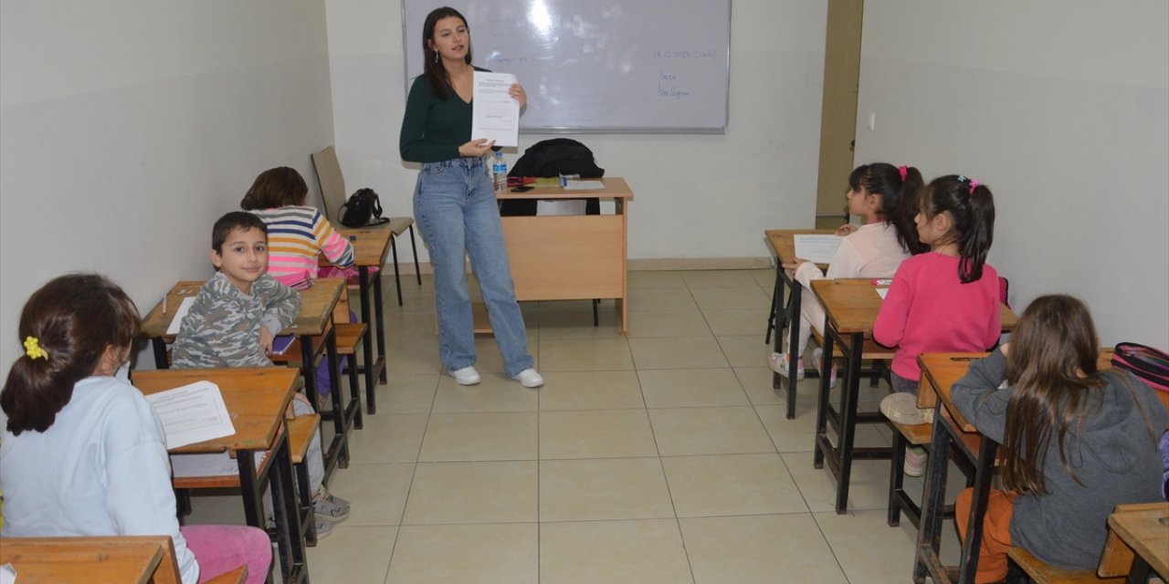 Sakarya'nın "gönüllü öğretmenleri" mahallenin çocuklarına ders anlatıyor