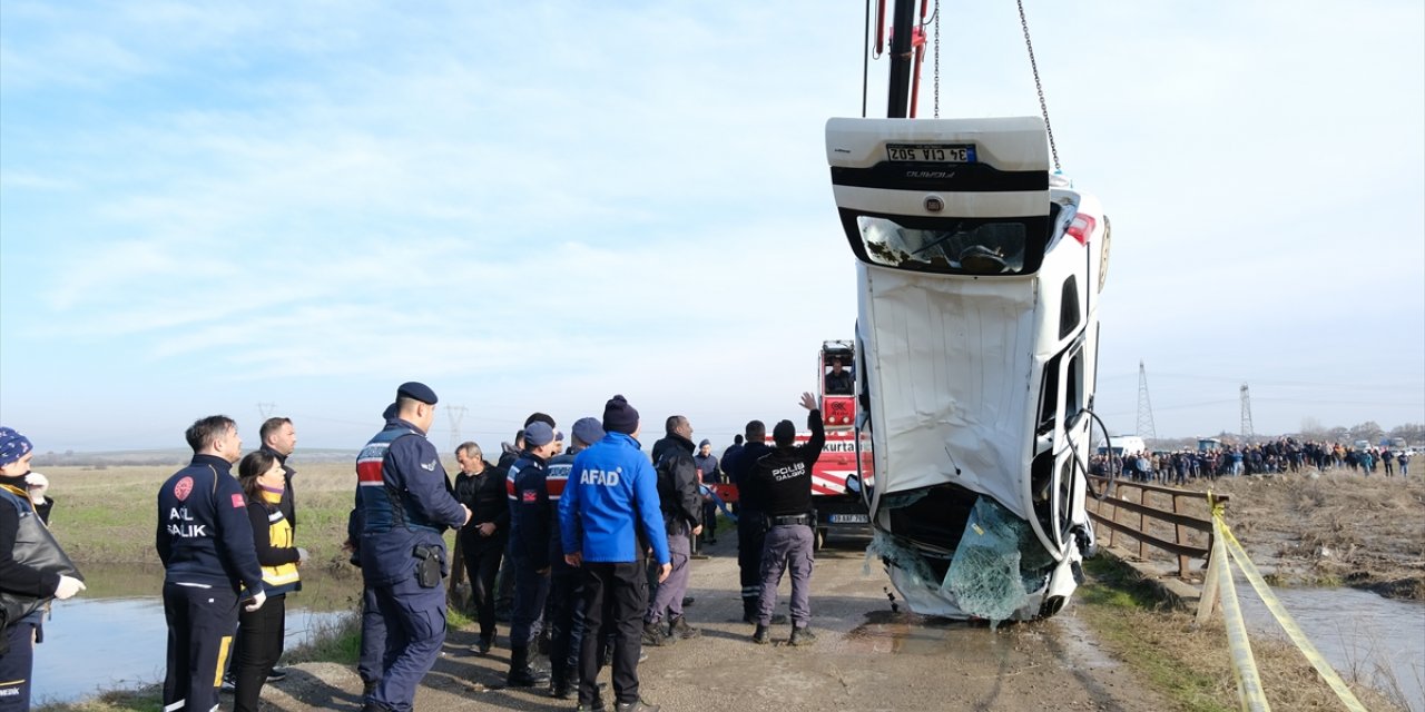 GÜNCELLEME - Kırklareli'nde nehre devrilen araçta bir kişinin cansız bedenine ulaşıldı