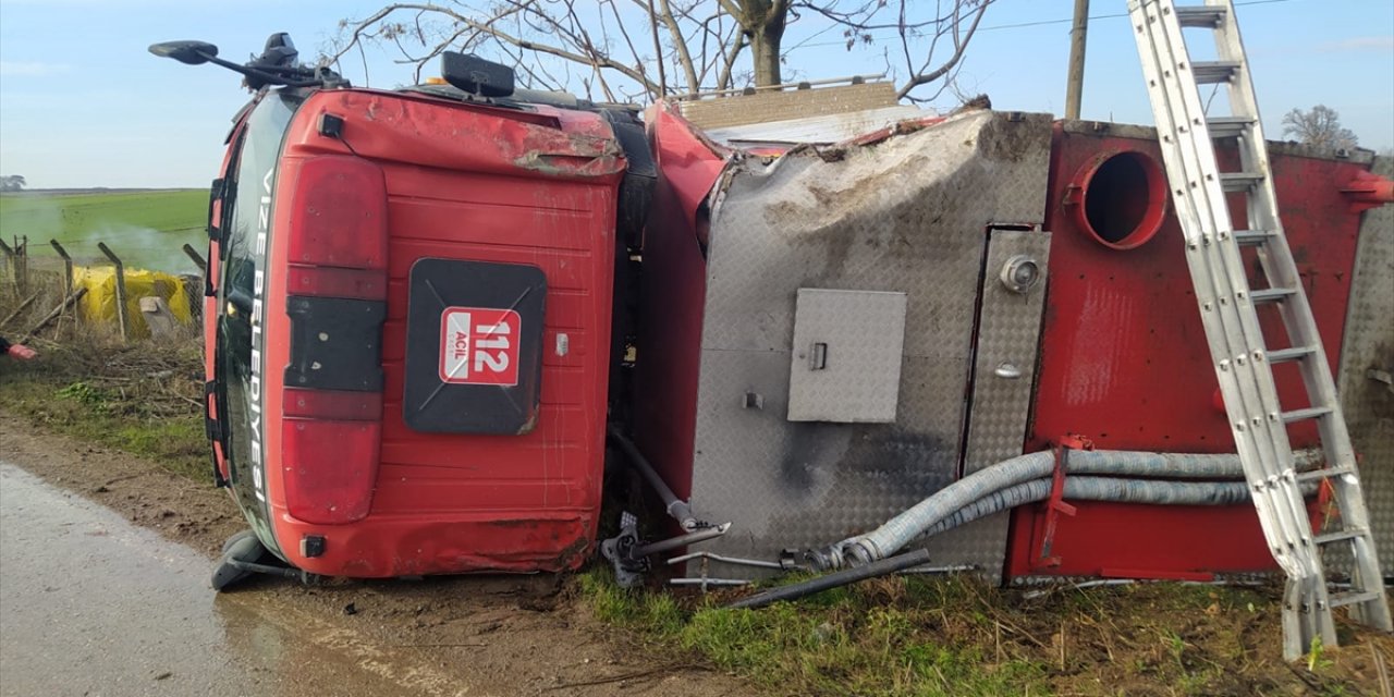 Kırklareli'nde kaza ihbarına giderken devrilen itfaiye aracındaki 3 itfaiye eri yaralandı