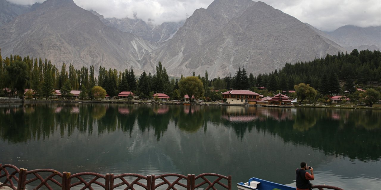 Himalaya Dağları'nın eteklerindeki saklı cennet: Şangrila Gölü