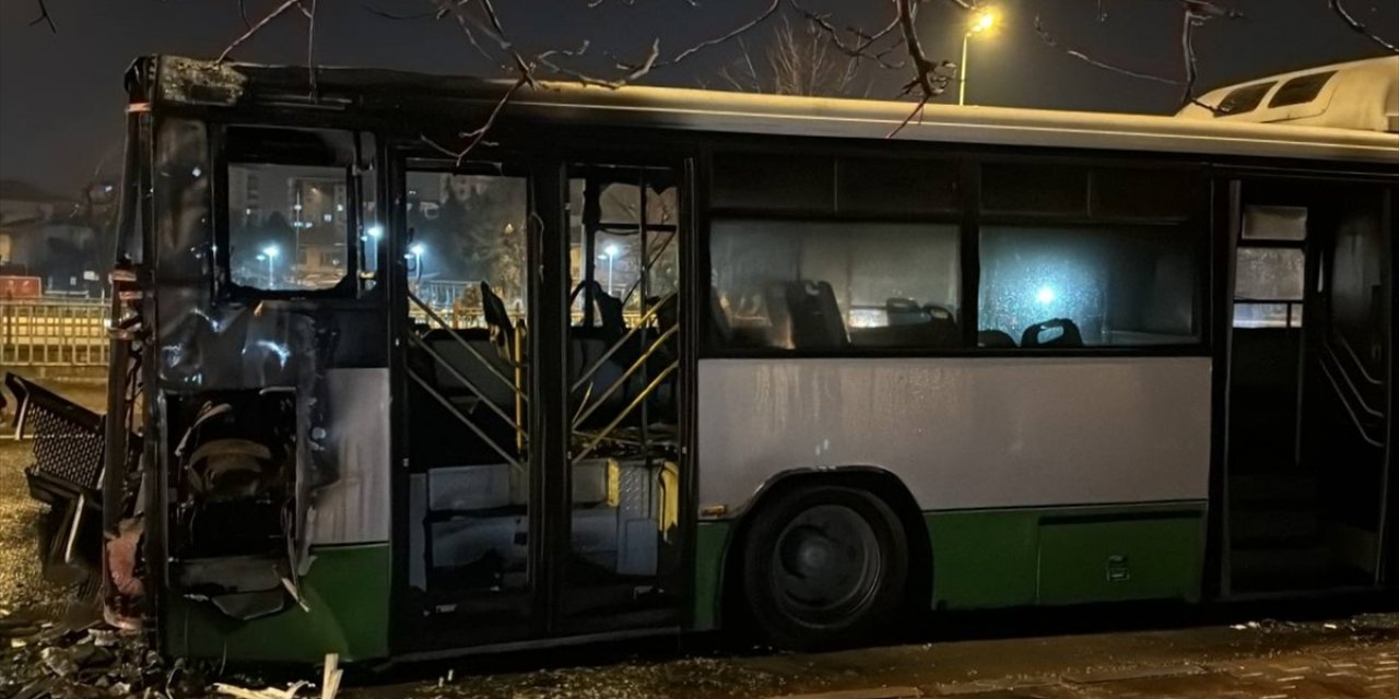 Kayseri'de özel halk otobüsü seyir halindeyken yandı