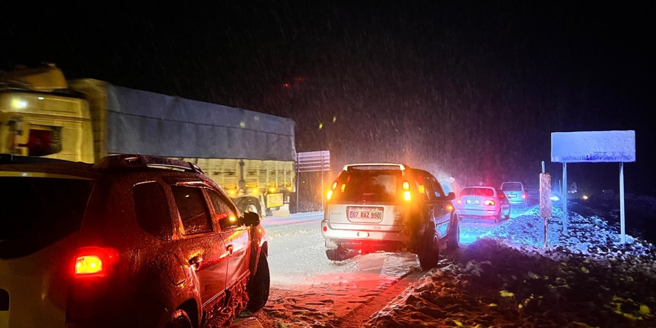 Antalya-Konya kara yolu kar nedeniyle tır ve kamyon geçişine kapatıldı