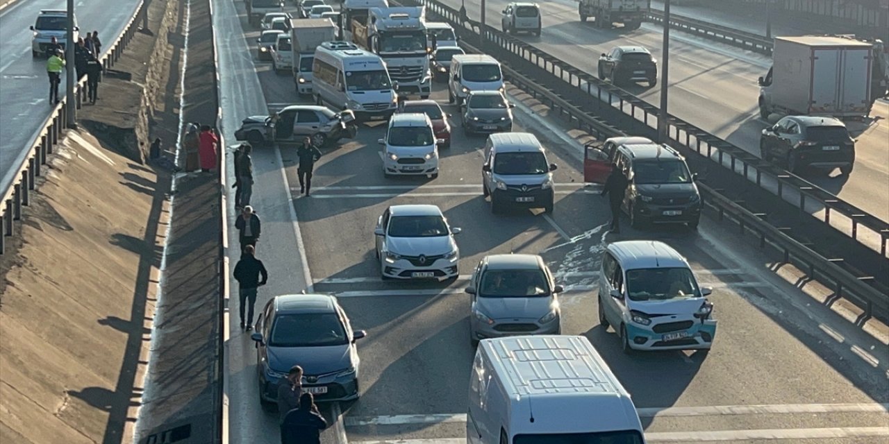 Kocaeli'de 8 aracın karıştığı zincirleme trafik kazasında 3 kişi yaralandı