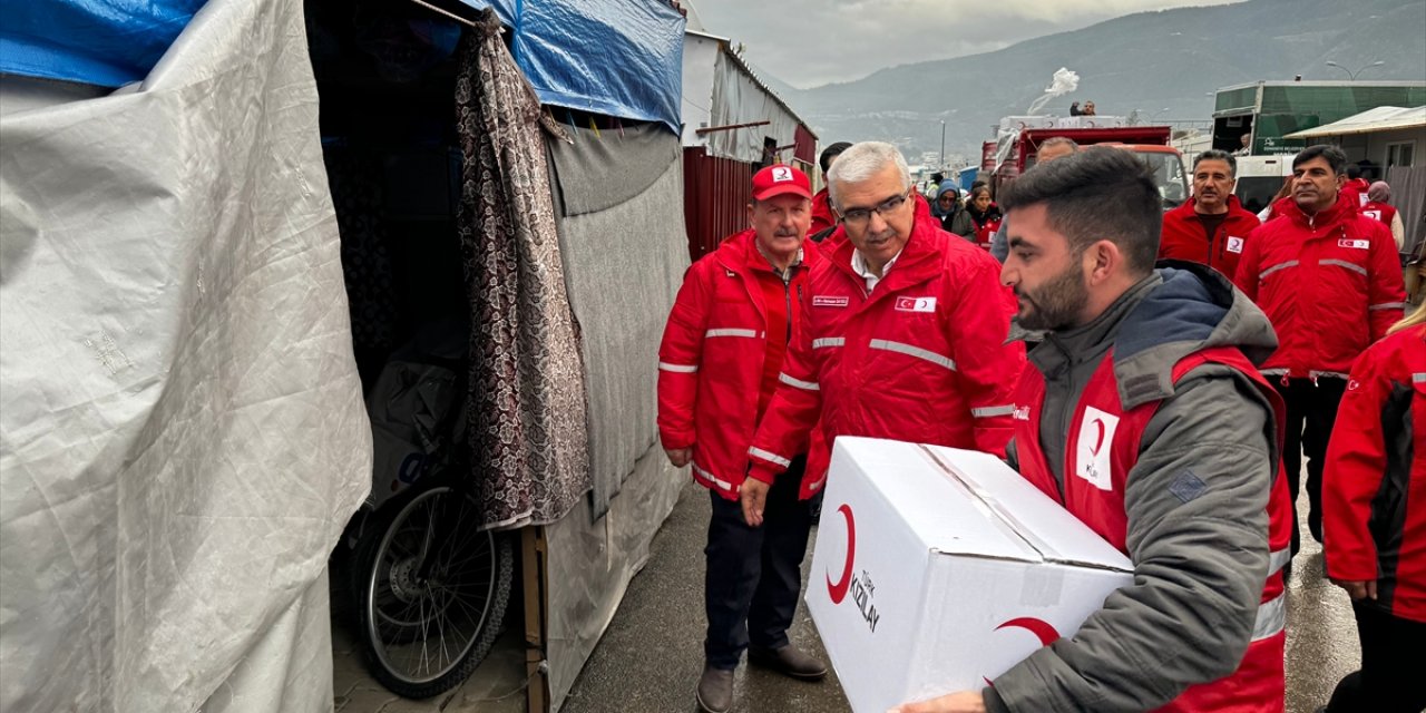 Türk Kızılay Osmaniye'de depremzedelere kışlık giysi ve malzeme desteğinde bulundu