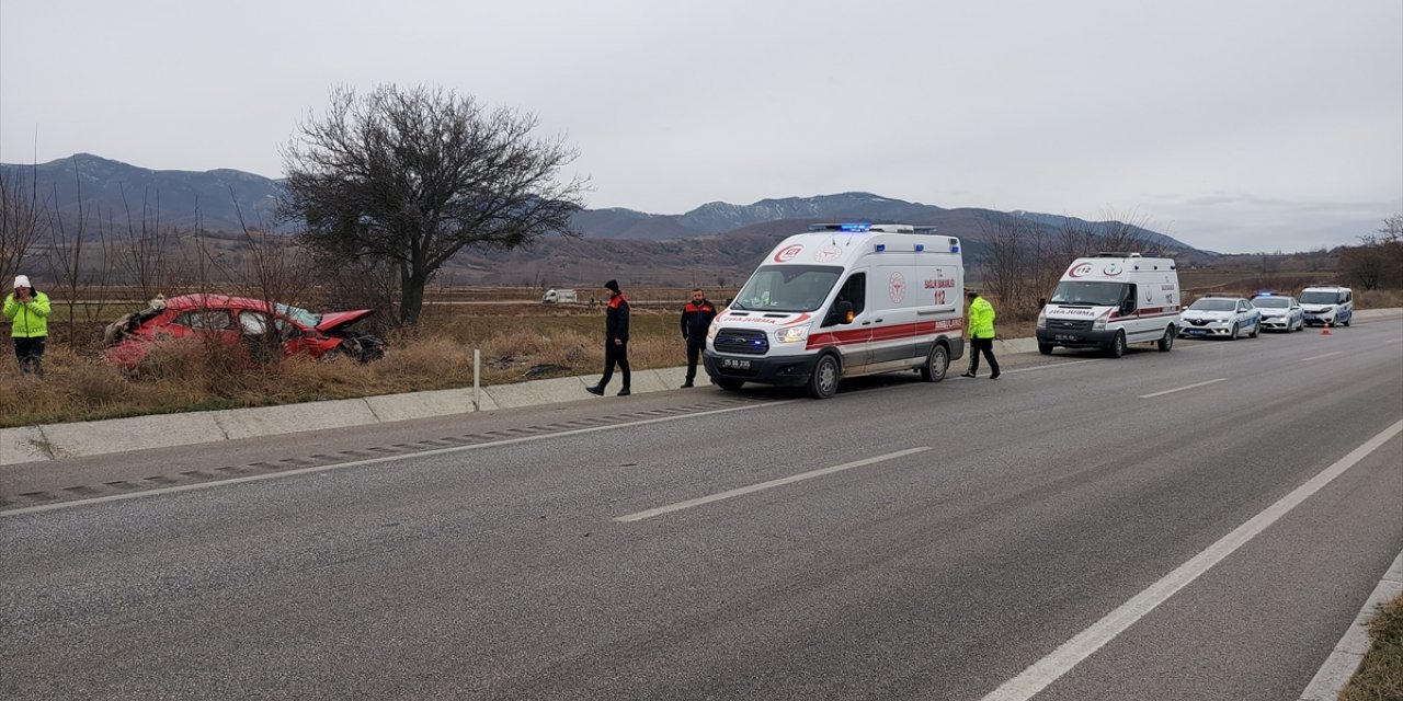 Amasya'da şarampole devrilen otomobildeki 2 kişi yaralandı