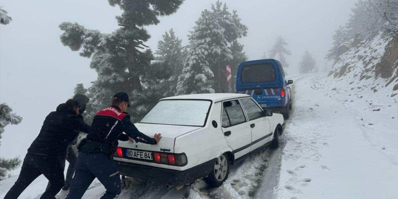 Kahramanmaraş'ta karda mahsur kalan öğretmenleri jandarma kurtardı