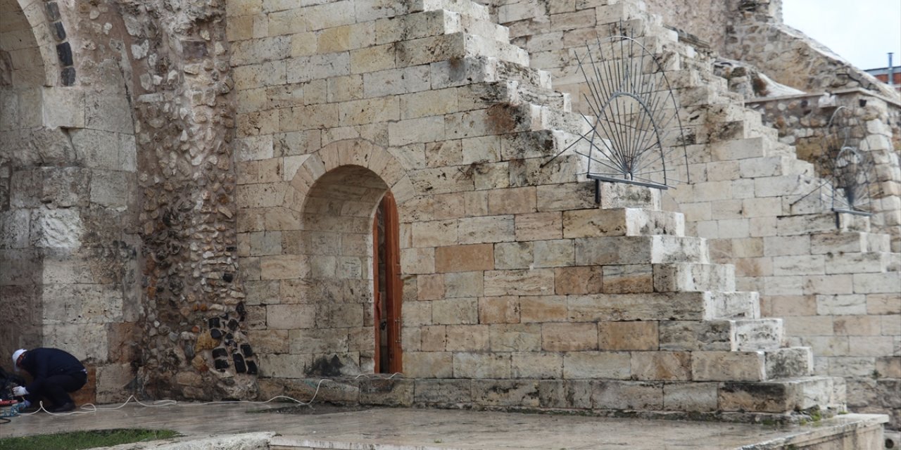 Sivas'ta Çifte Minareli Medrese'nin duvarlarına yazılan yazılar silindi