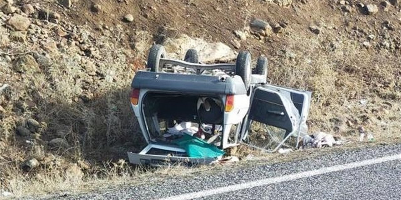 Konya'da devrilen otomobildeki 4 kişi yaralandı