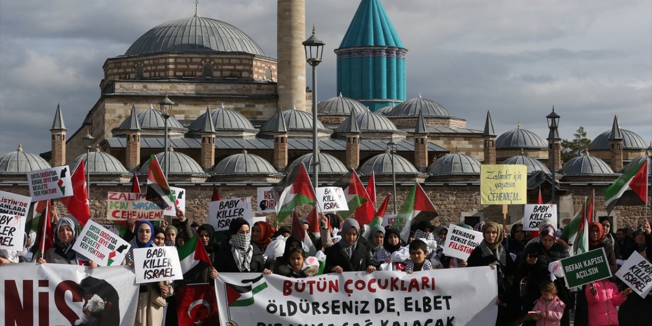 Konya'da İsrail'in Gazze saldırıları, "Kefenli Direniş" etkinliğiyle protesto edildi