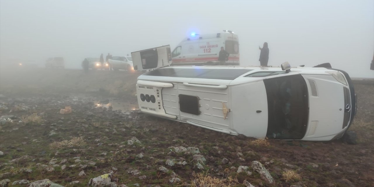 Şanlıurfa'da öğretmenleri taşıyan servis aracı devrildi, 9 kişi yaralandı