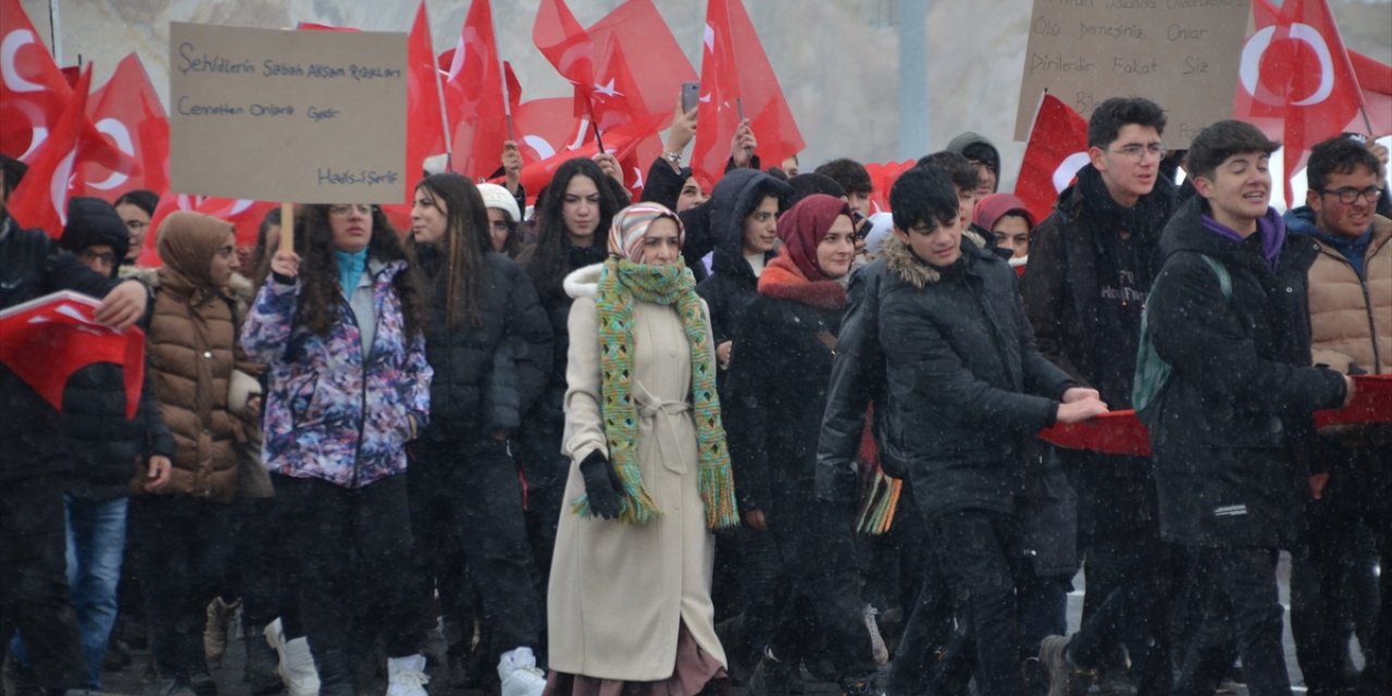 Sarıkamış şehitlerine sıfırın altında 10 derecede saygı nöbeti