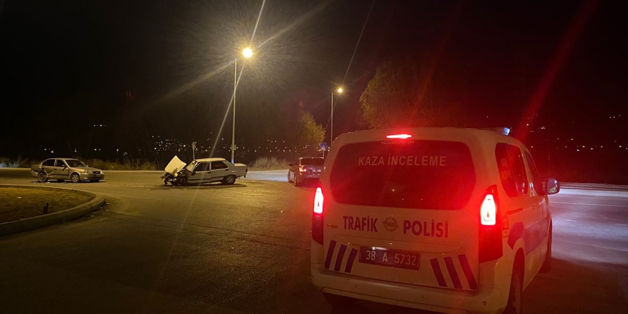 Kayseri'de çarpışan iki otomobildeki 5 kişi yaralandı