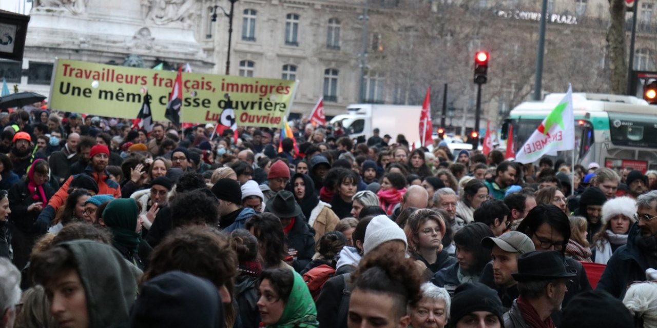 Fransa'da tartışmalı göç tasarısına karşı çıkanlar sokağa indi