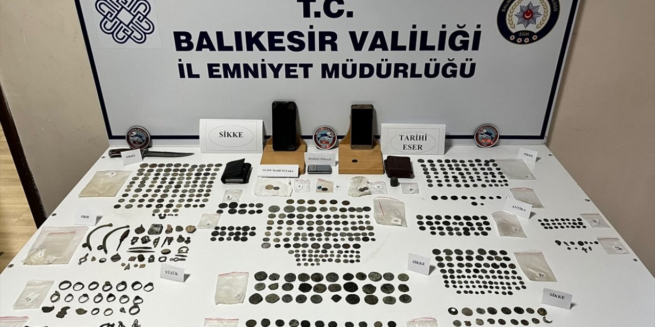 Balıkesir'de durdurulan araçta 720 parça tarihi eser ele geçirildi