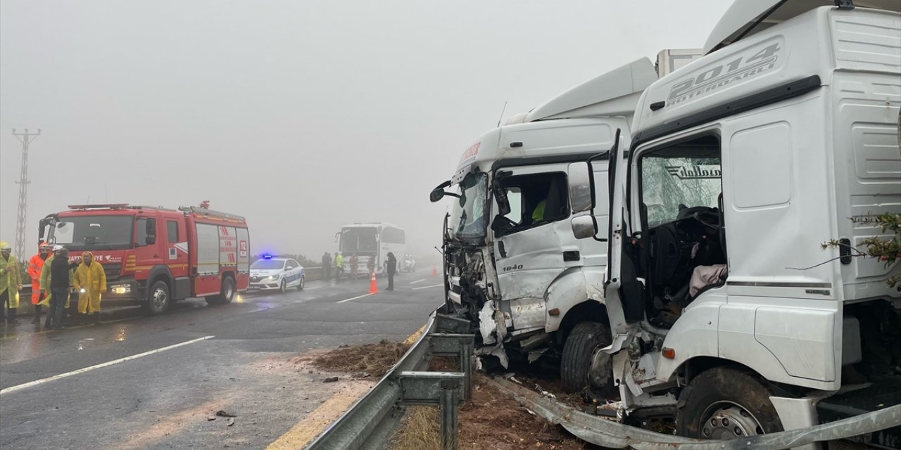 GÜNCELLEME - Şanlıurfa'da otobüs ve 2 tırın karıştığı kazada, 1 kişi öldü, 15 kişi yaralandı